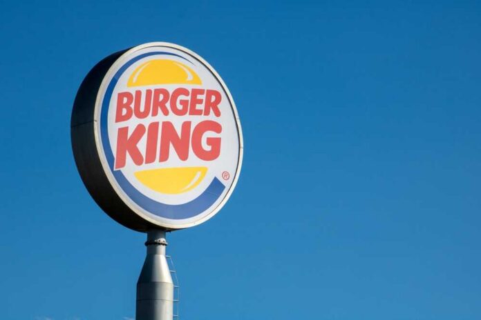 Marilia,,São,Paulo,,Brazil,,November,08,,2022..,Burger,King,Is Fast-food restaurant sign against a clear blue sky